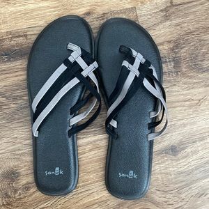 Sanuk flip flop